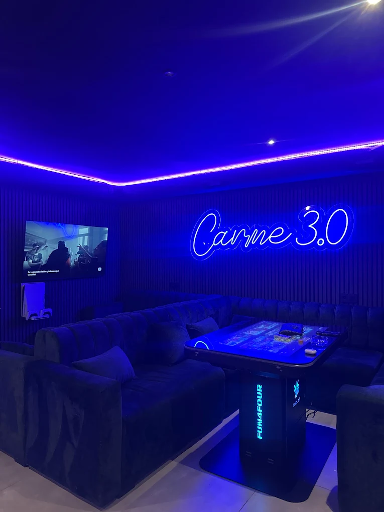 Interior del club privado Carme 3.0 Marbella con iluminacion neon